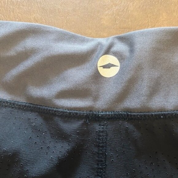 AVIA Women's 2-in-1 Athletic Shorts, Size XL - Picture 4 of 5